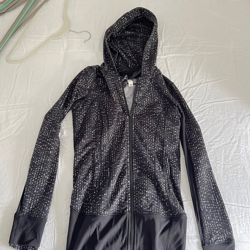 Lulu zip up jacket size 4